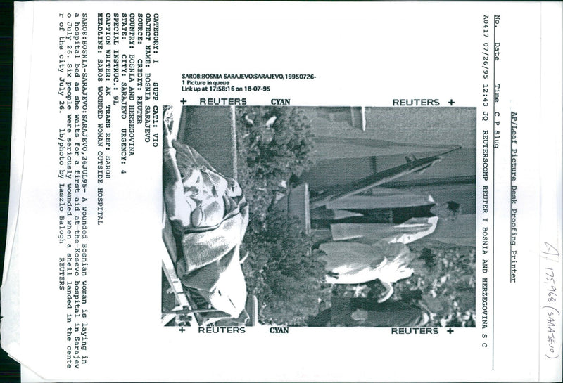 1995 SARAJEV BOSNIA AND HERZEGOVINA SIX PEOPLE WER LASZLO BALOGH WRITER COUNTRY - Vintage Photograph