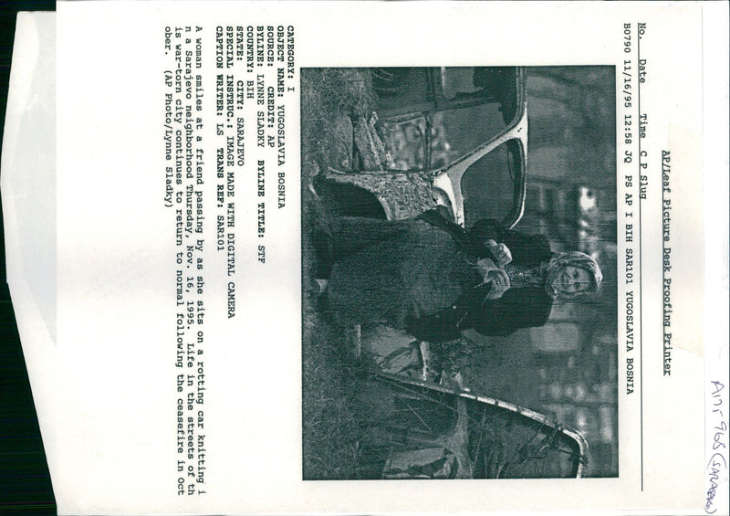 1995 WOMAN SMILES FRIEND PASSIN LYNNE SLADKY WAR CAR WRITER IMAGE CAMERA - Vintage Photograph