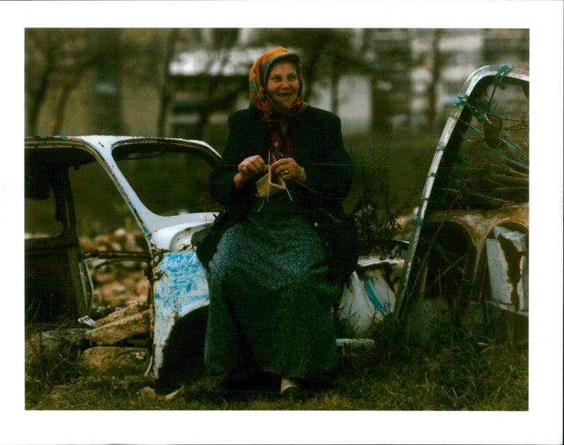 1995 WOMAN SMILES FRIEND PASSIN LYNNE SLADKY WAR CAR WRITER IMAGE CAMERA - Vintage Photograph