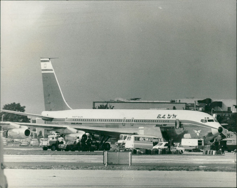 The Emergency Landing at Heathrow. - Vintage Photograph