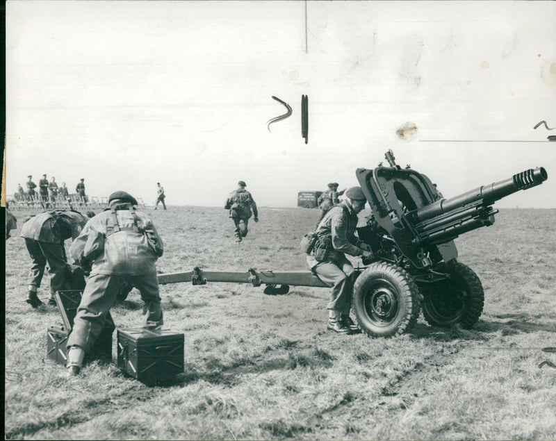 Army shows new gun. - Vintage Photograph