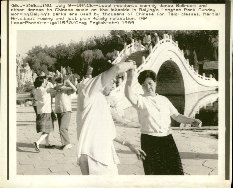 FAMILY MUSIC WRITER CHINA - Vintage Photograph