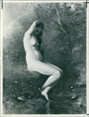 Venue au Bain. - Vintage Photograph