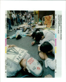 1995 PICTURES QUEUE LINK SUSUMU TAKAHASHI WRITER FRENCH FRANCE - Vintage Photograph