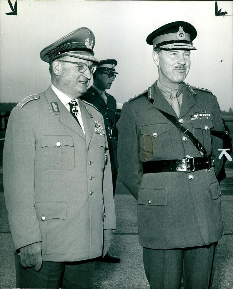 Gen. Sir. Richard Hull with Gen. Speidel. - Vintage Photograph