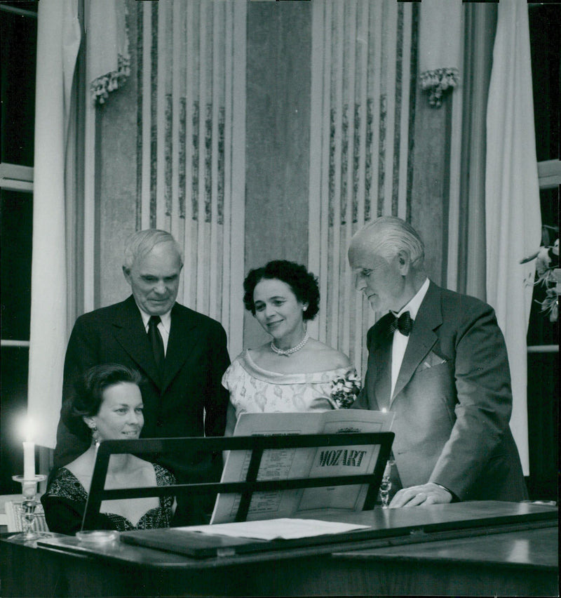 Musical care at Svindersvik. The hosts Olle Engkvist and Andreas Lindblom with Helga Görlin and Käbi Laretei - Vintage Photograph