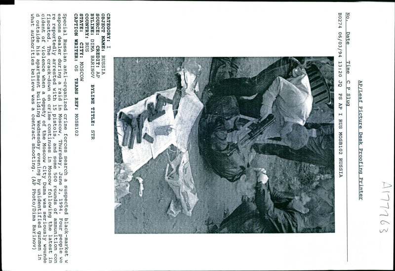 1994 MOSCOW CONTINUES CRIME DOWN CRACK THE FISC TITLE RUSSIAN WRITER RUSSIA - Vintage Photograph