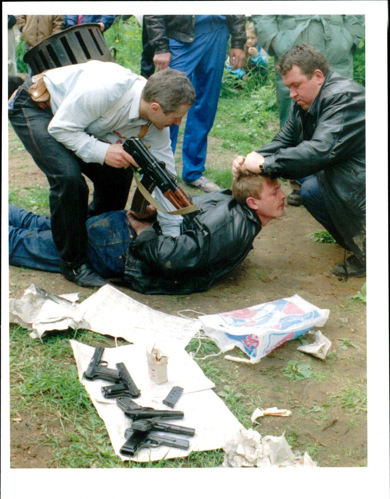 1994 MOSCOW CONTINUES CRIME DOWN CRACK THE FISC TITLE RUSSIAN WRITER RUSSIA - Vintage Photograph