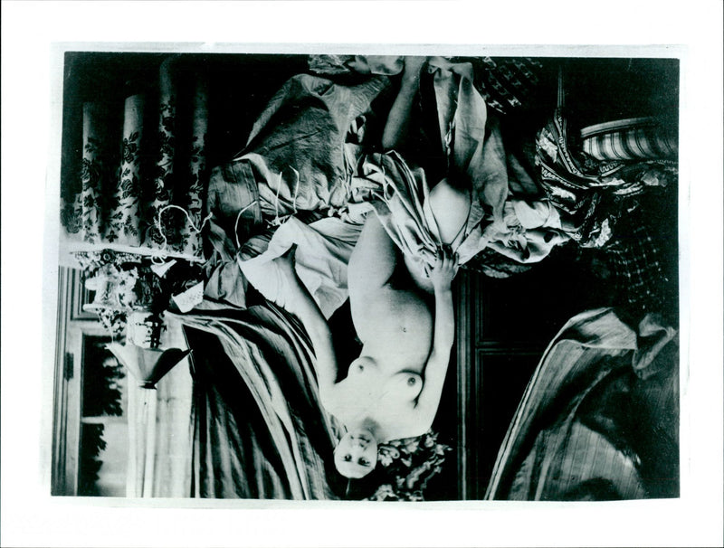 NUDE STANDING BED CIRCA ALBUMEN PRINT MOUNTED PAPER PHOTOG PRESS - Vintage Photograph