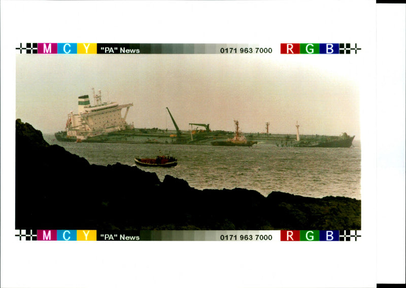 1996 THE STRICKEN OIL TANKER SEA EXPRESS REBECCA NADEN WALES WRITER COUNTRY - Vintage Photograph