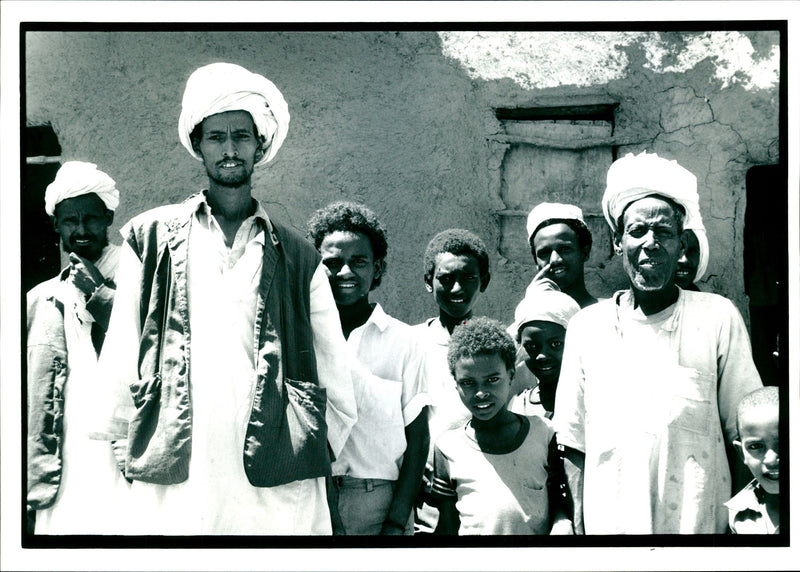 1989 ERITREAN MEN GINDA DATE ABER SHORT DESCRIPTION CAPT HELDUNG ARMY - Vintage Photograph