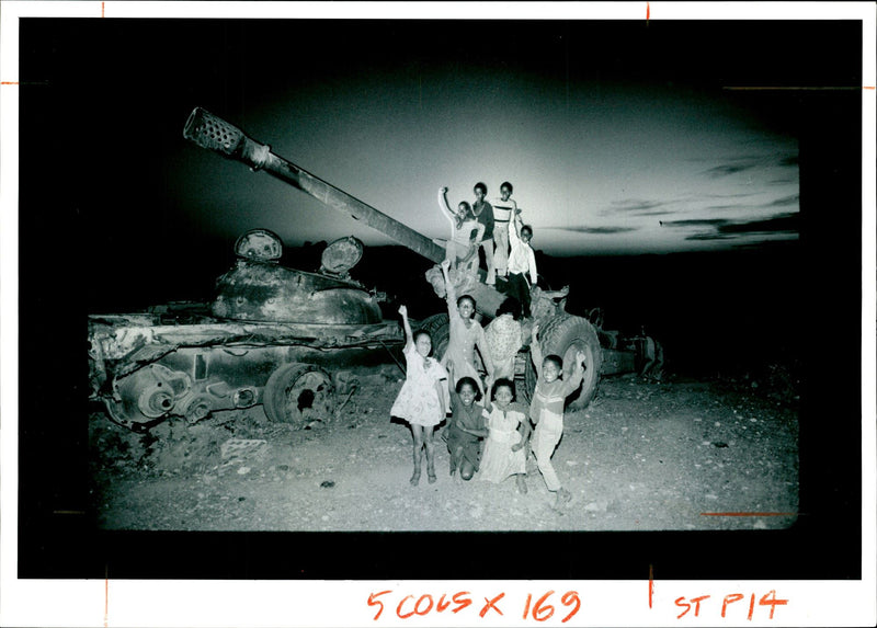 1991 ERITREAN CHILDREN WITH ETHIOPIAN ARMY TANK AND ART SCOTT PETERSON WAR - Vintage Photograph