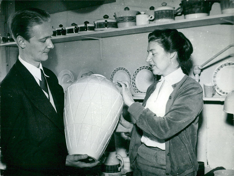 RÃ¶rstrand beach porcelain factories. Bachelor of Economics J. Bertil Lundell and the artist Hertha Bengtson with a play piece - Vintage Photograph