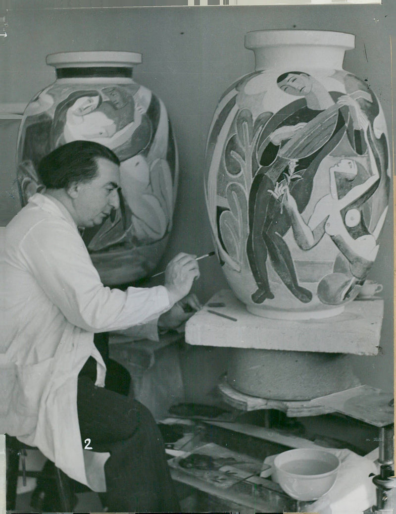 Rörstrand beach porcelain factories. Professor Isaac Grünewald decorates vases and architect Gunnar Nylund chisels away the burning support from a fountain group - Vintage Photograph