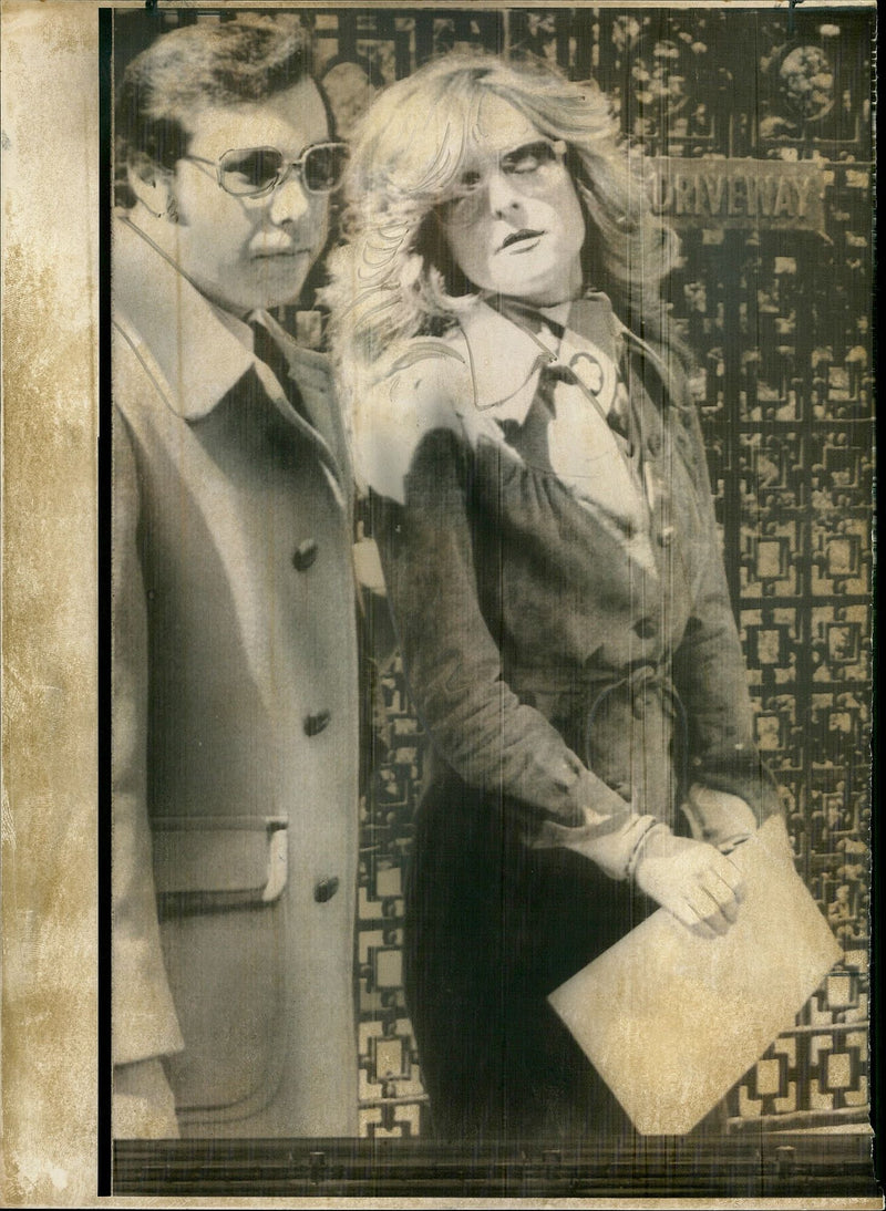 1971 BOBBIE ARNSTEIN PERSONAL SECRETARY HUGH HEFNER FOUNDER PUBLISHED BIN - Vintage Photograph