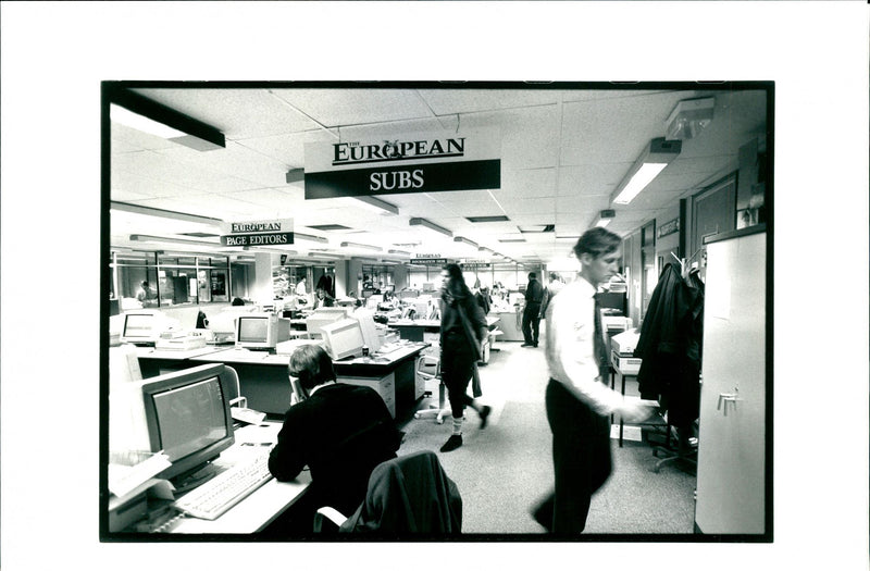 1991 THE NEWSROOM EUROPEAN NEL PAPERTODAY CONTINUES PHILIP HOLLIS - Vintage Photograph