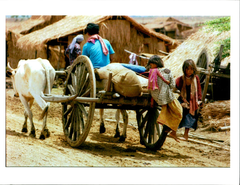 1994 THOUSANDS FAMILIES FLED BAVEL BACH PAILIN STRO TITLE WRITER COUNTRY - Vintage Photograph