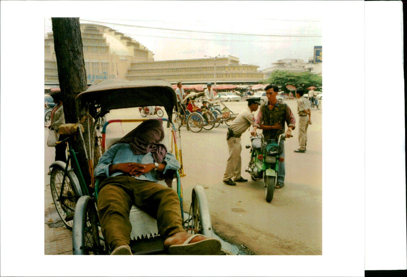 1995 WEAP ONS CHECKPOINTS ARE RICHARD OPEN DRIVER POLICE WRITER COUNTRY TITLE - Vintage Photograph