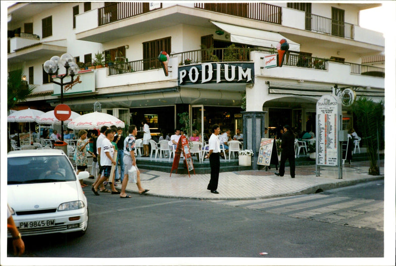 KINGS AVENUE BROMLEY KENT BRI SUBJECT BAR RESTAURANT COPYRIGHT STUART - Vintage Photograph
