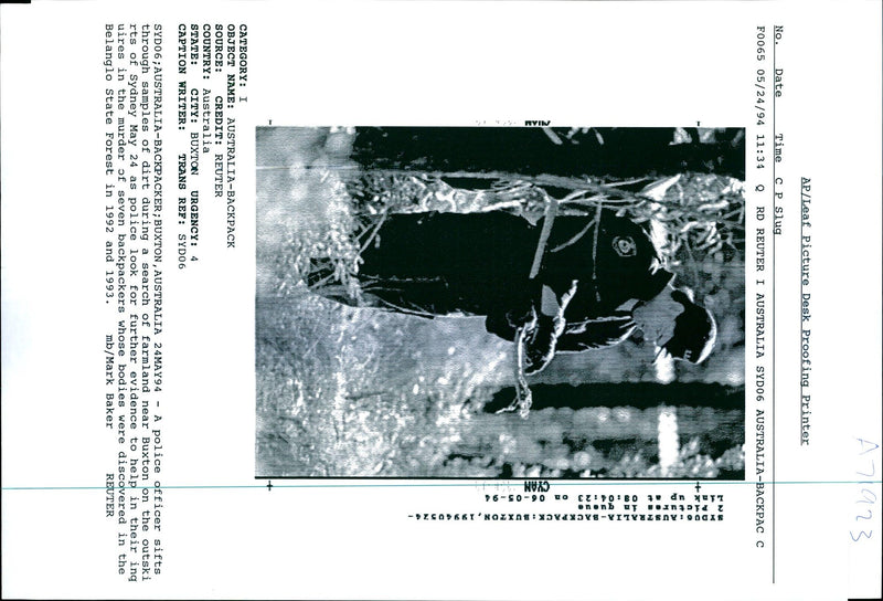 1994 SEVEN BACKPACKERS WERE FOUND DEAD MARK BAKER POLICE OFFICER WRITER COUNTRY - Vintage Photograph