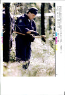 1994 SEVEN BACKPACKERS WERE FOUND DEAD MARK BAKER POLICE OFFICER WRITER COUNTRY - Vintage Photograph