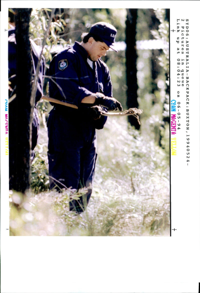 1994 SEVEN BACKPACKERS WERE FOUND DEAD MARK BAKER POLICE OFFICER WRITER COUNTRY - Vintage Photograph
