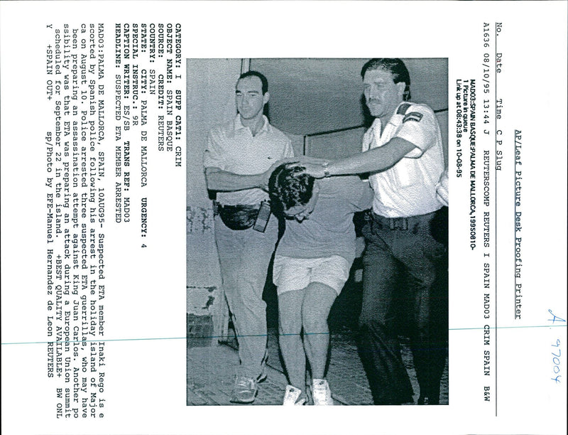 1995 POLICE ARRESTE EFE MANUEL HERNANDEZ LEON JUAN CARLOS KING WRITER MEMBER - Vintage Photograph