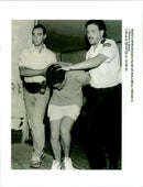 1995 POLICE ARRESTE EFE MANUEL HERNANDEZ LEON JUAN CARLOS KING WRITER MEMBER - Vintage Photograph