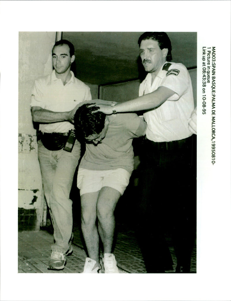 1995 POLICE ARRESTE EFE MANUEL HERNANDEZ LEON JUAN CARLOS KING WRITER MEMBER - Vintage Photograph