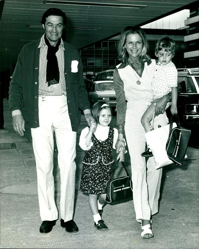 Maurice Kaufman, his wife Honor Blackman and  their children. - Vintage Photograph