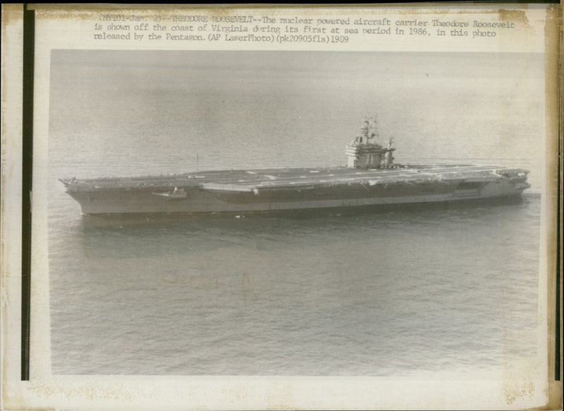 1986 THE NUCLEAR POWERED AIRCRAFT CARRIER THEODORE ROOSEVELT SHOWN SEA SHIP - Vintage Photograph