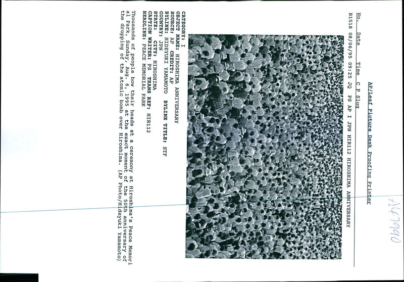 1995 THOUSANDS PEOPLE BOW THEIR HEADS CEREMON TITLE WRITER ATOMIC COUNTRY - Vintage Photograph