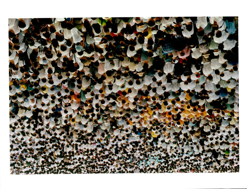 1995 THOUSANDS PEOPLE BOW THEIR HEADS CEREMON TITLE WRITER ATOMIC COUNTRY - Vintage Photograph