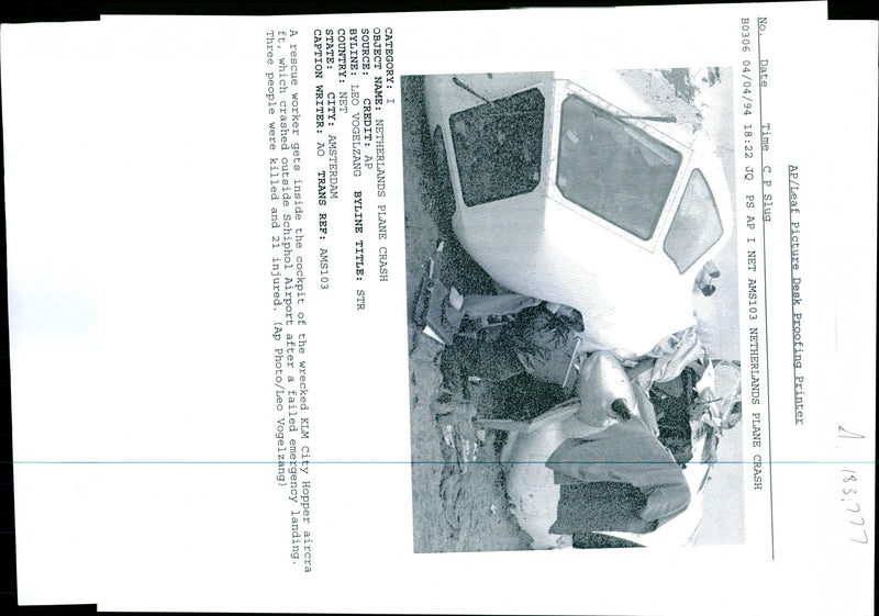 1994 KLM CITY HOPPER AIRCRA CRASHED OUTSIDE SCHIPHOL AIRP TITLE WRITER COUNTRY - Vintage Photograph