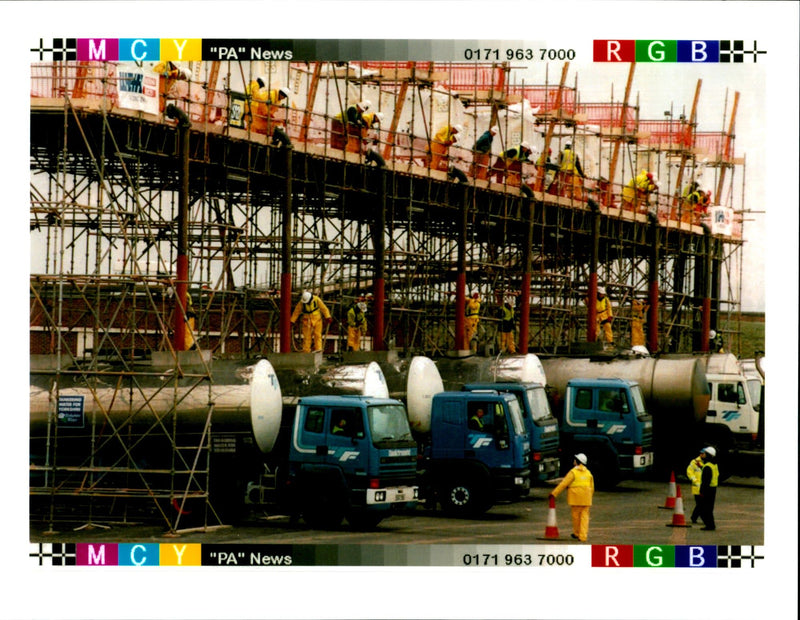 1995 THE MASSIVE TANKER OPERATION RELI JOHN GILES ILES WRITER COUNTRY - Vintage Photograph