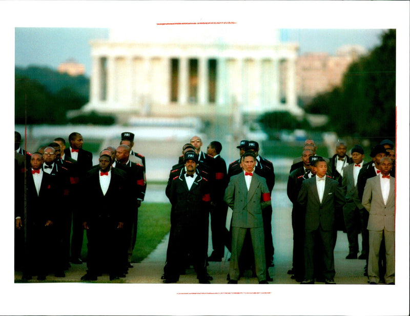 1995 TENS THOUSANDS BLACK MEN FROM STEVE HELBER TITLE WRITER MEMBERS - Vintage Photograph