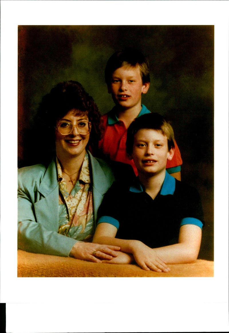 1994 MARILYN MCGUIRE FACES YEARS FOOT USA WRITER COUNTRY FAMILY - Vintage Photograph