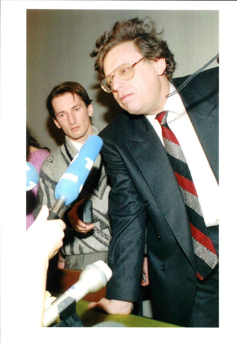 1995 OSCE DELEGATION ALEXANDER ZEMLIANICHENKO TITLE WRITER INTERNATIONAL RUSSIA - Vintage Photograph