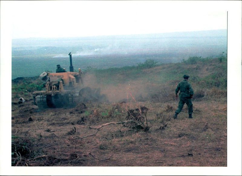 1994 BULLDOZER THAT USED FIREF IGHTERS ATACK THE FIRE WRITER COUNTRY - Vintage Photograph