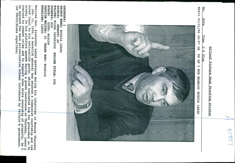 1996 ALEXANDER LEBED RETIRED GEN WRITER PRESS COMMUNIST PRESIDENT TITLE - Vintage Photograph