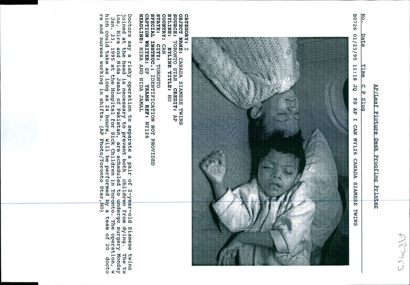 1995 HIRA AND NIDA JAMAL PAKISTAN ARE SCHEDULED STAR WRITER TITLE COUNTRY - Vintage Photograph