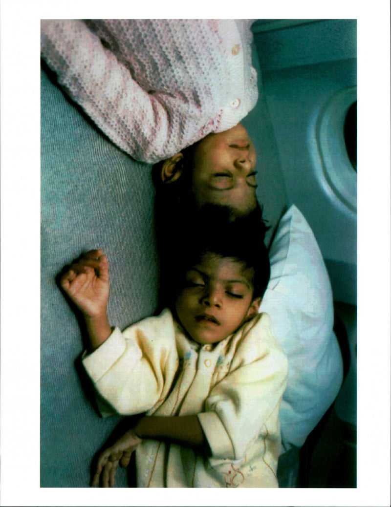 1995 HIRA AND NIDA JAMAL PAKISTAN ARE SCHEDULED STAR WRITER TITLE COUNTRY - Vintage Photograph