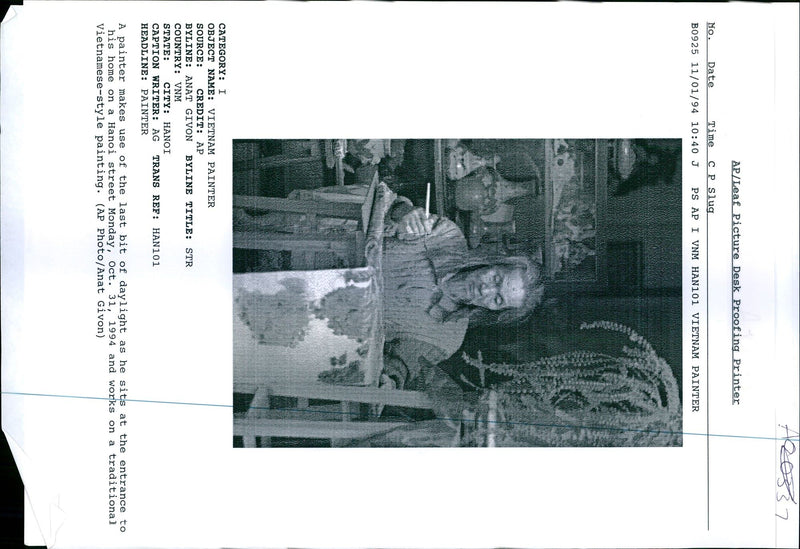 1994 PAINTER MAKES USE THE LAST BIT VIETNAMESE WRITER COUNTRY TITLE STYLE - Vintage Photograph