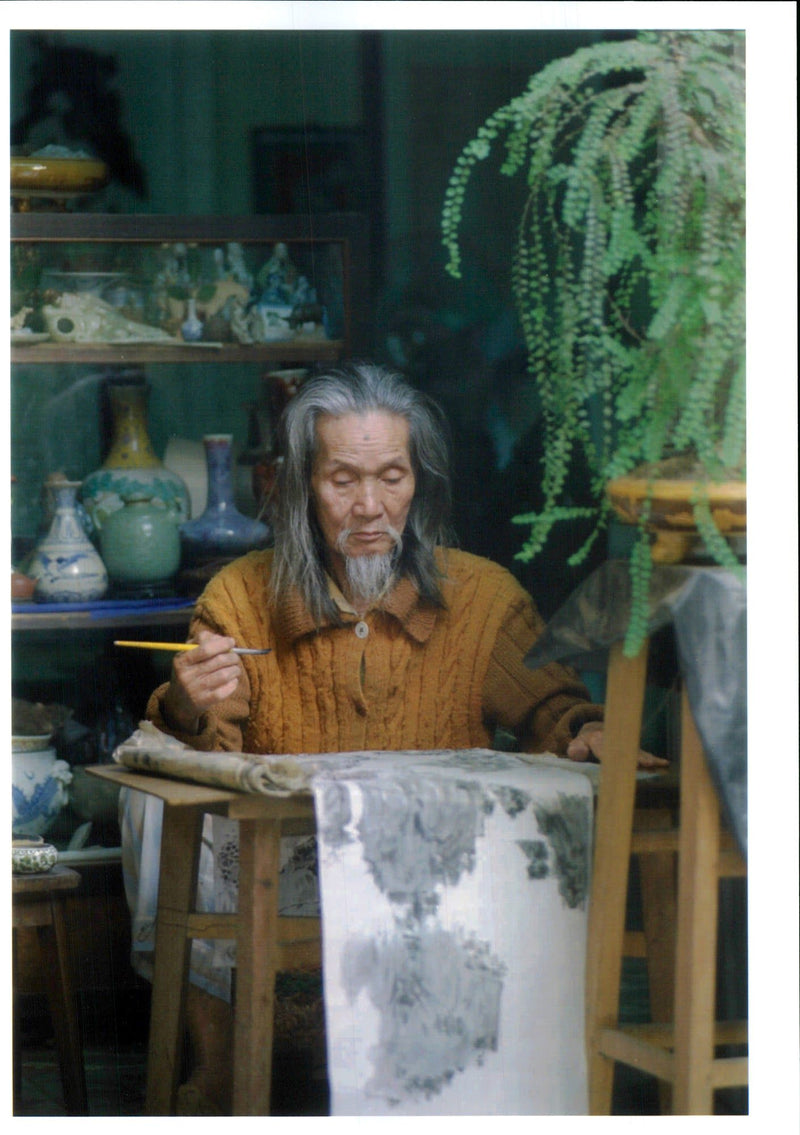 1994 PAINTER MAKES USE THE LAST BIT VIETNAMESE WRITER COUNTRY TITLE STYLE - Vintage Photograph