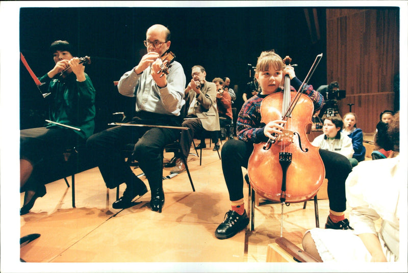 CHILDREN FROM SCHOOLS ISLINGTON JOINED MAOMBERS THE LONDON SIR MUSIC - Vintage Photograph