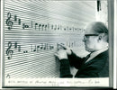 1968 DEC PISHED BOARD HADDAR DEMONSTRATE BSS NEW METHOD PRINTING MUSIC - Vintage Photograph