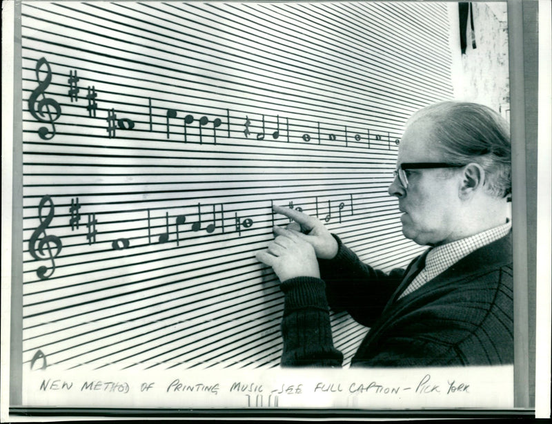 1968 DEC PISHED BOARD HADDAR DEMONSTRATE BSS NEW METHOD PRINTING MUSIC - Vintage Photograph