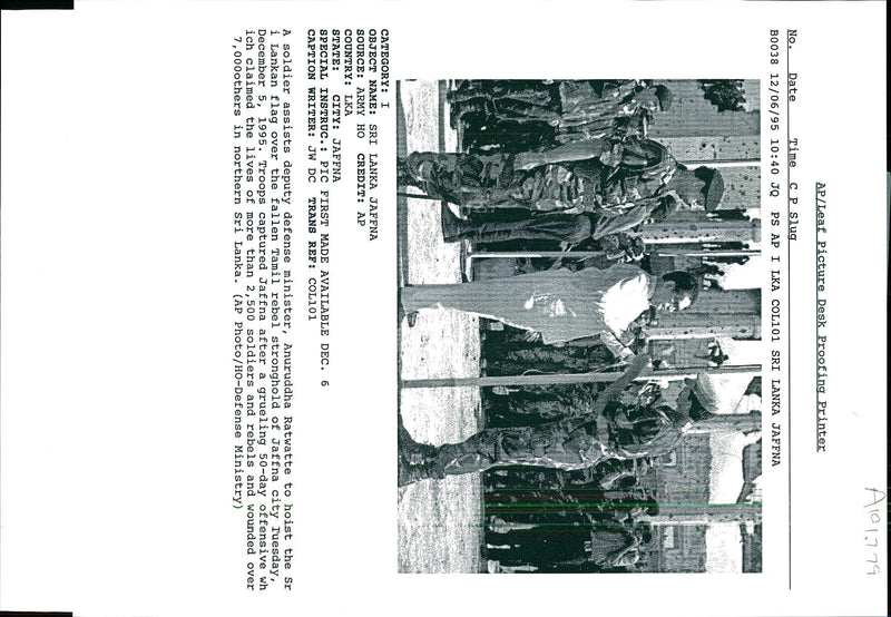 1995 TROOPS CAPTURED JAFFNA AFTER GRUELING DAY OFFENSIVE WRITER COUNTRY ARMY - Vintage Photograph