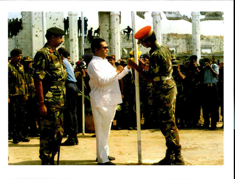 1995 TROOPS CAPTURED JAFFNA AFTER GRUELING DAY OFFENSIVE WRITER COUNTRY ARMY - Vintage Photograph