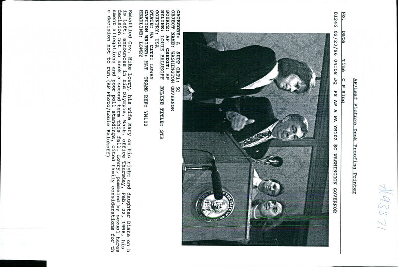 1996 EMBATTLED GOV MIKE LOWRY CITED FAMILY CONSIDE WRITER WIFE SECOND USA TITLE - Vintage Photograph